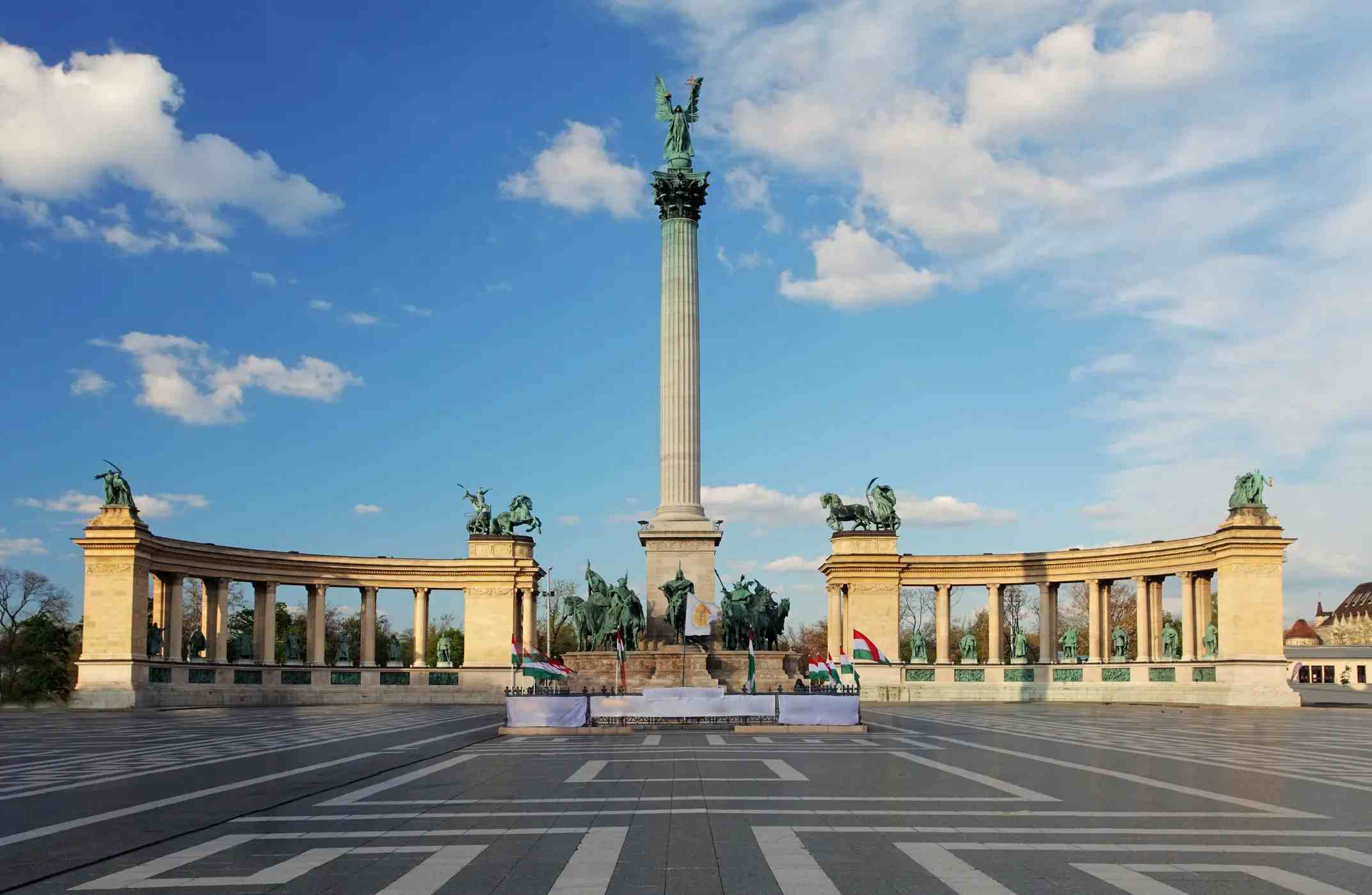 Heroes' Square image