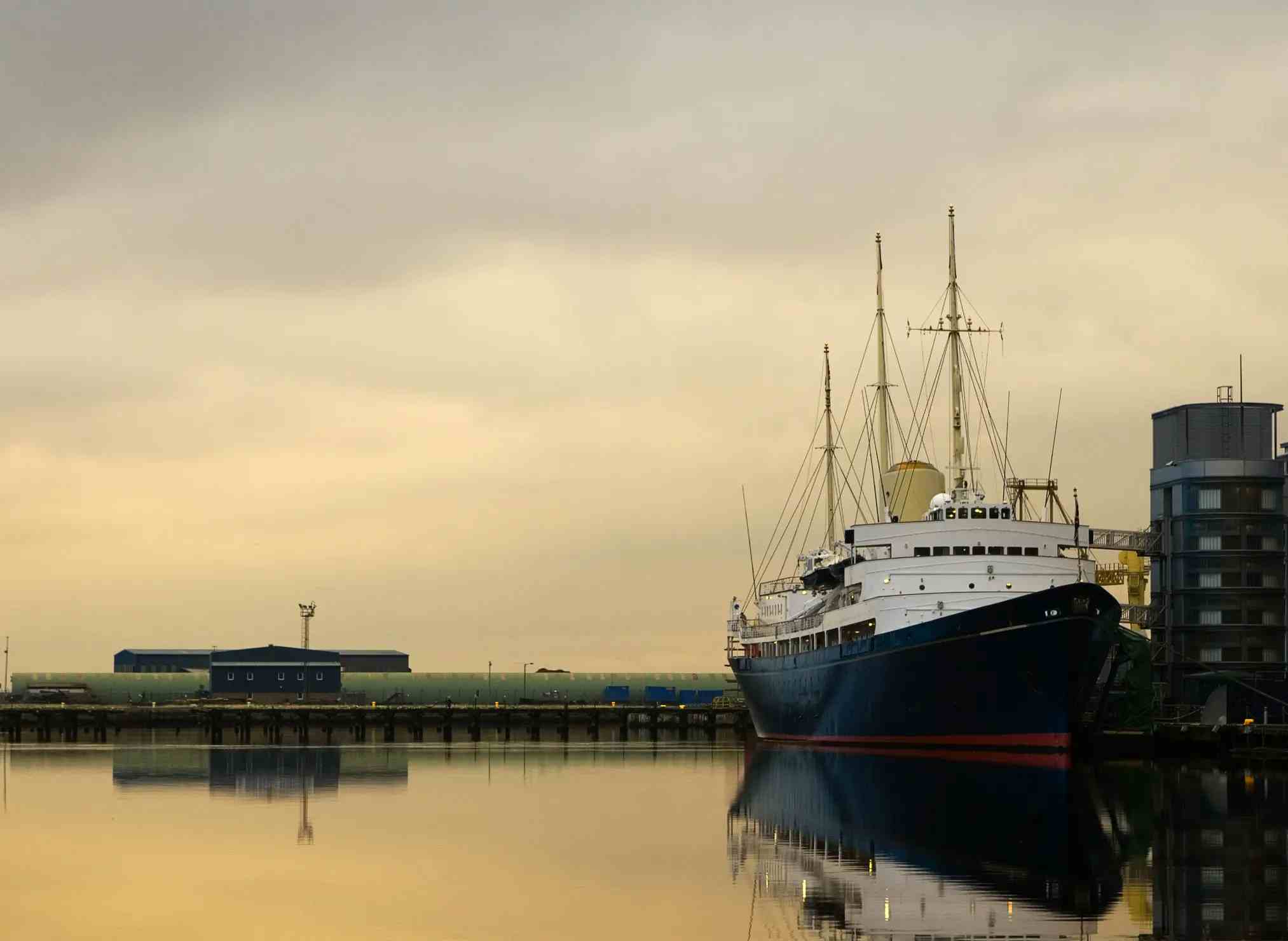 Королевская яхта Британия image