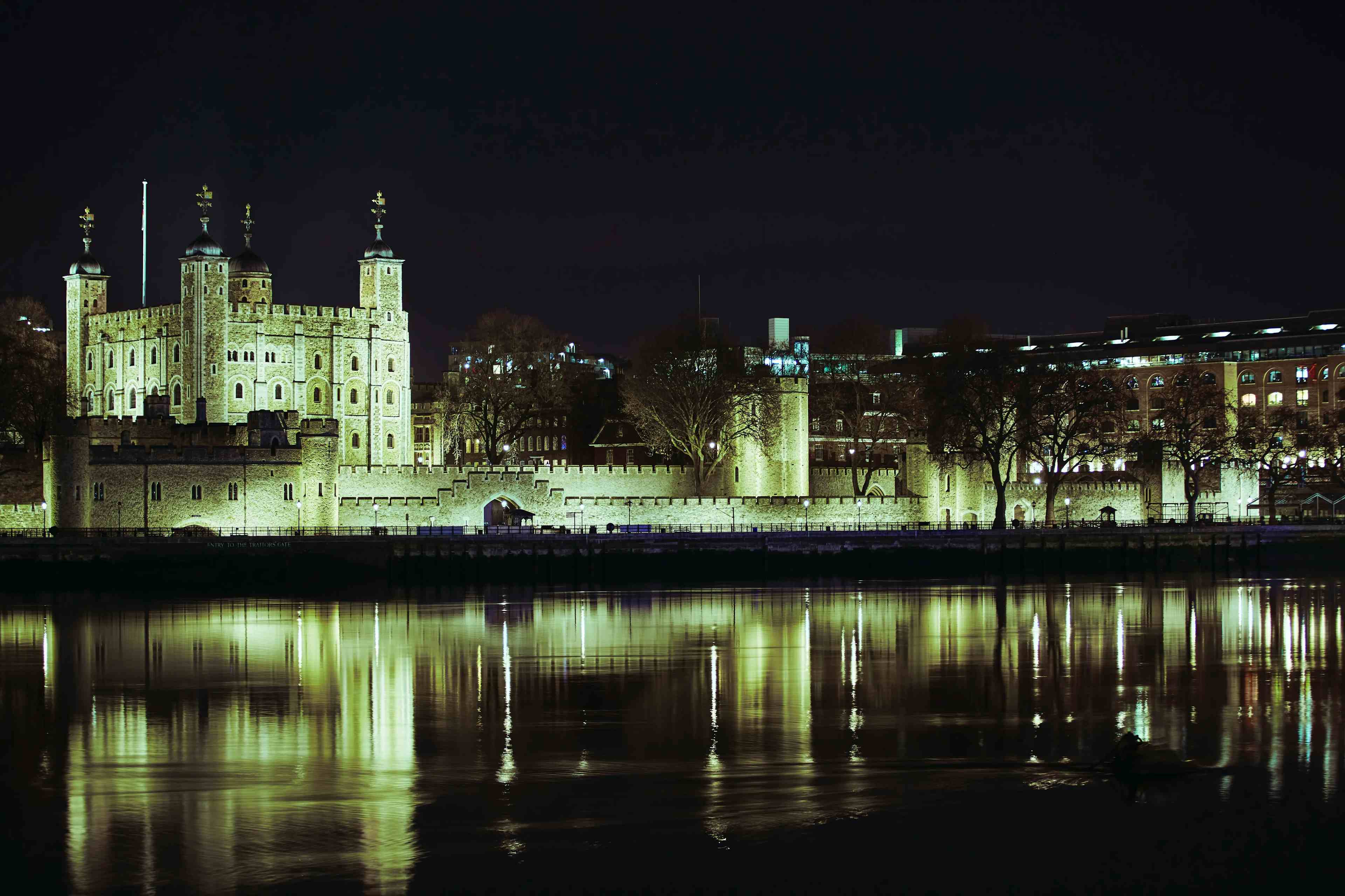 Die Geheimnisse des Tower of London lüften: Von Kronjuwelen bis Spukgeschichten image