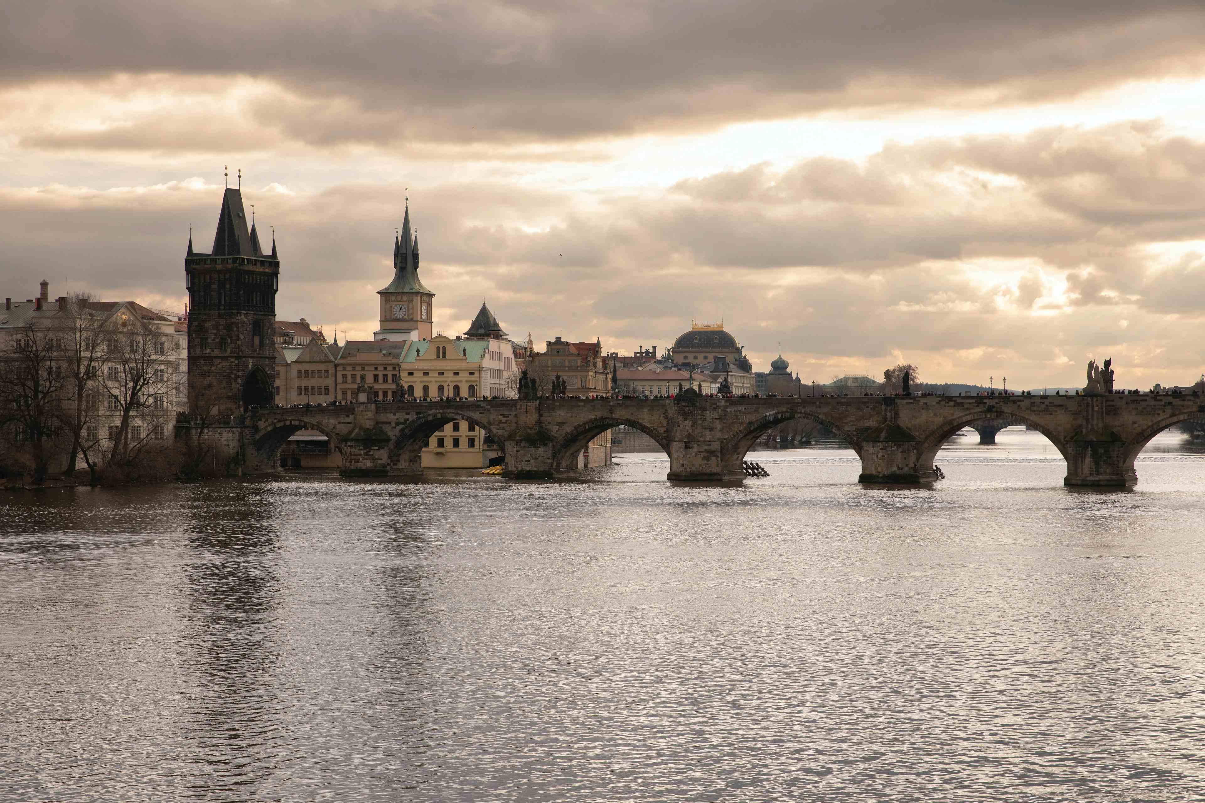 Crossing Time: Ein Reiseführer zur Karlsbrücke in Prag image