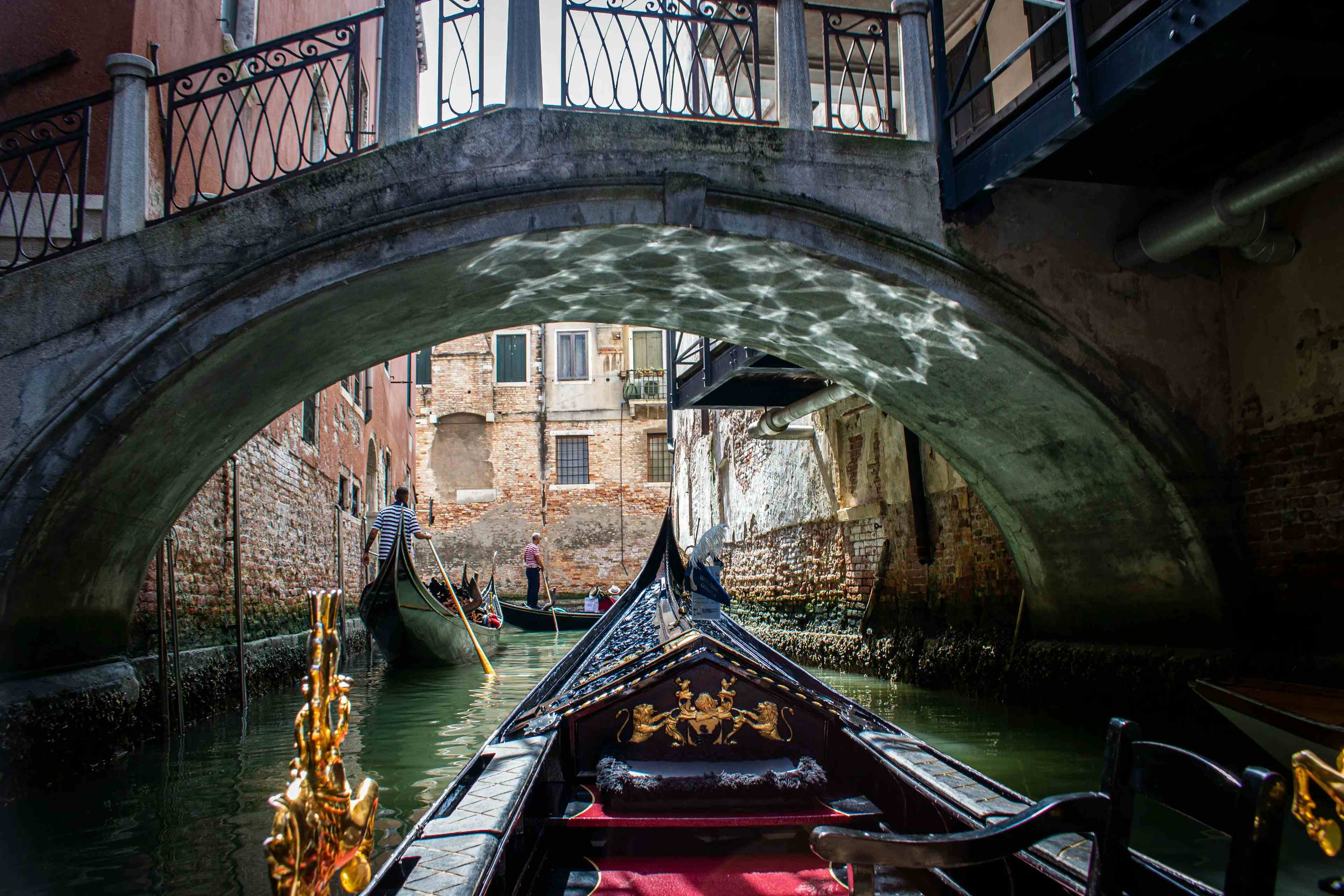 Die Gelassenheit navigieren: Erkundung der bezaubernden Kanäle von Venedig image