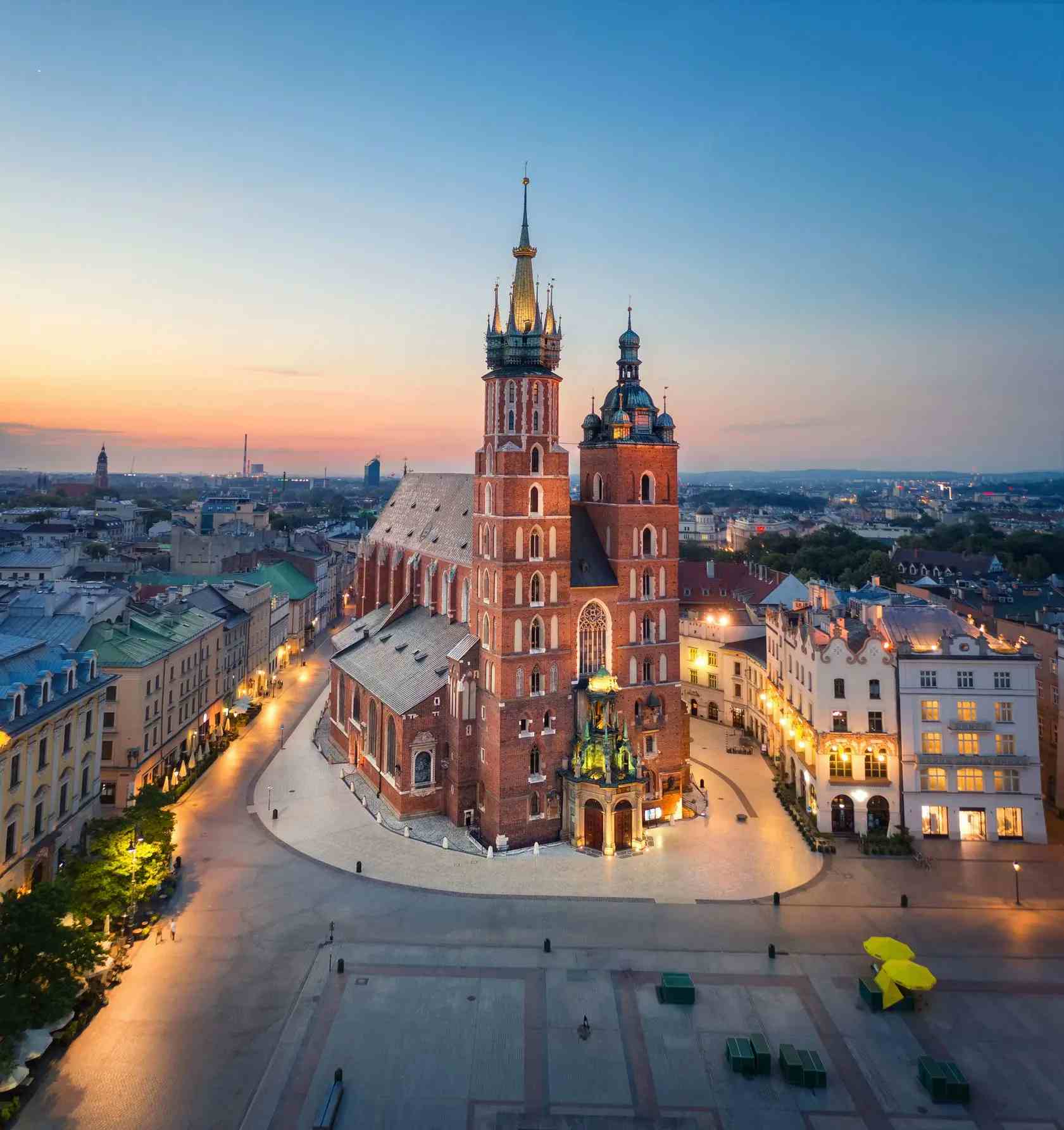 Traveler's Guide: Unveiling The Splendor Of St. Mary's Basilica In Krakow image