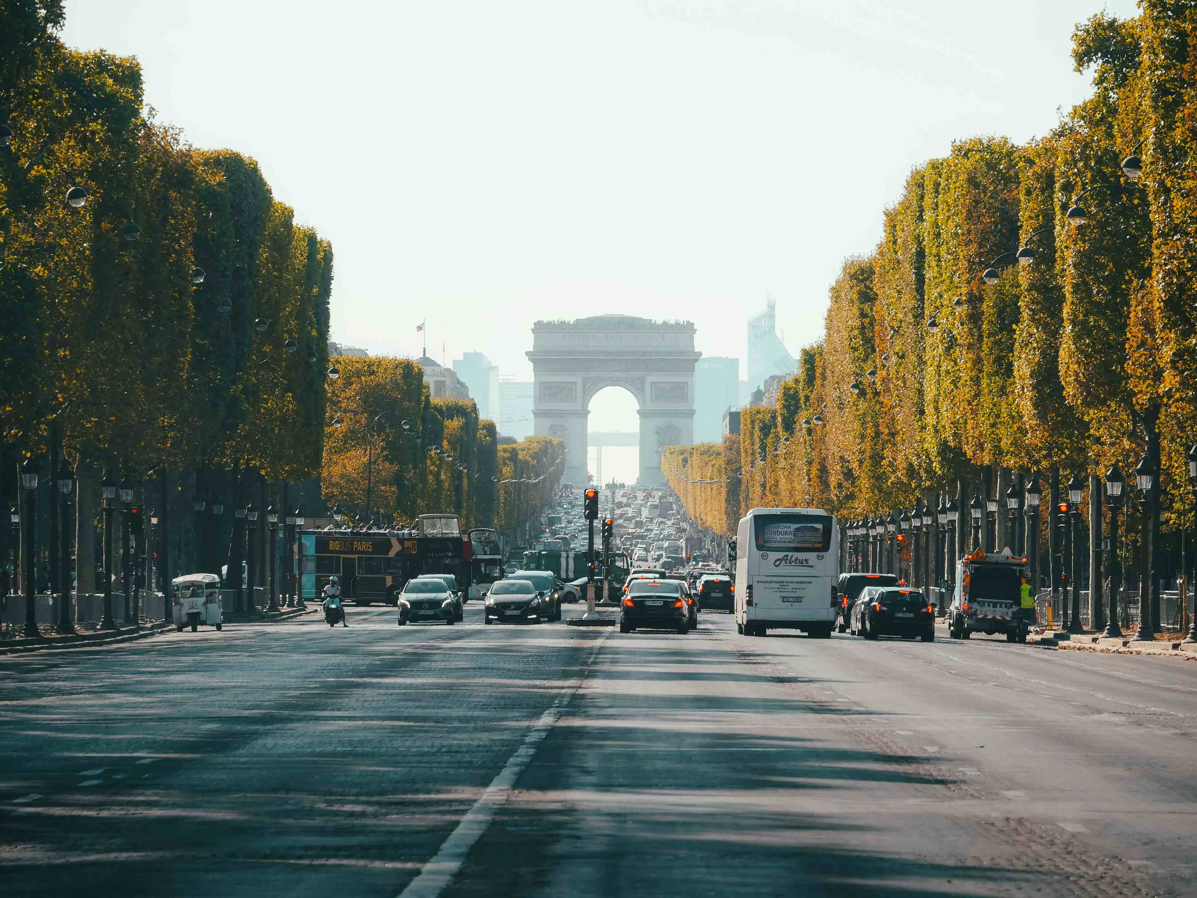 Flanieren auf den Champs-Élysées: Von luxuriösen Boutiquen zur Pracht des Triumphbogens image